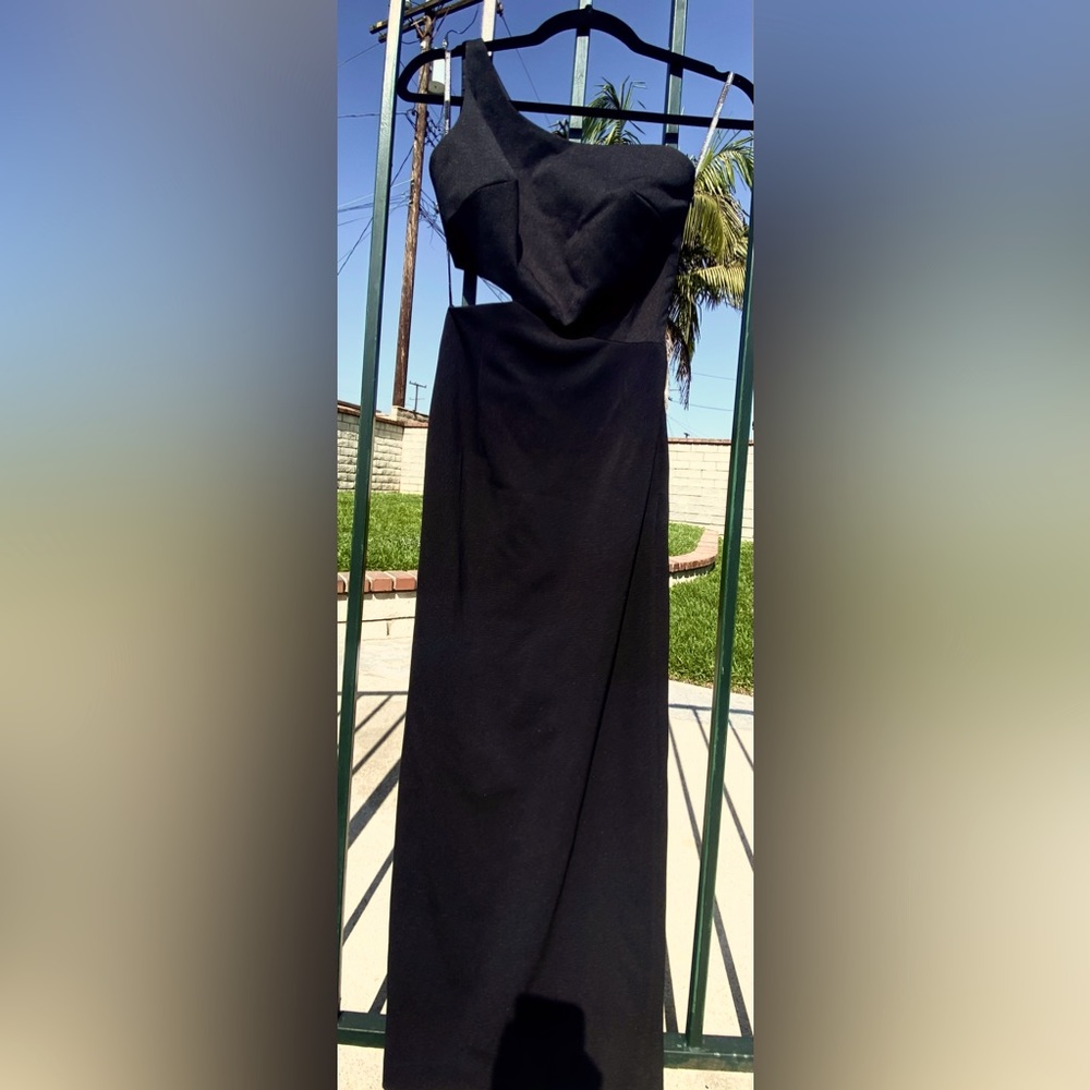 Beautiful one shoulder maxi dress. Left side hip exposed. Size S.